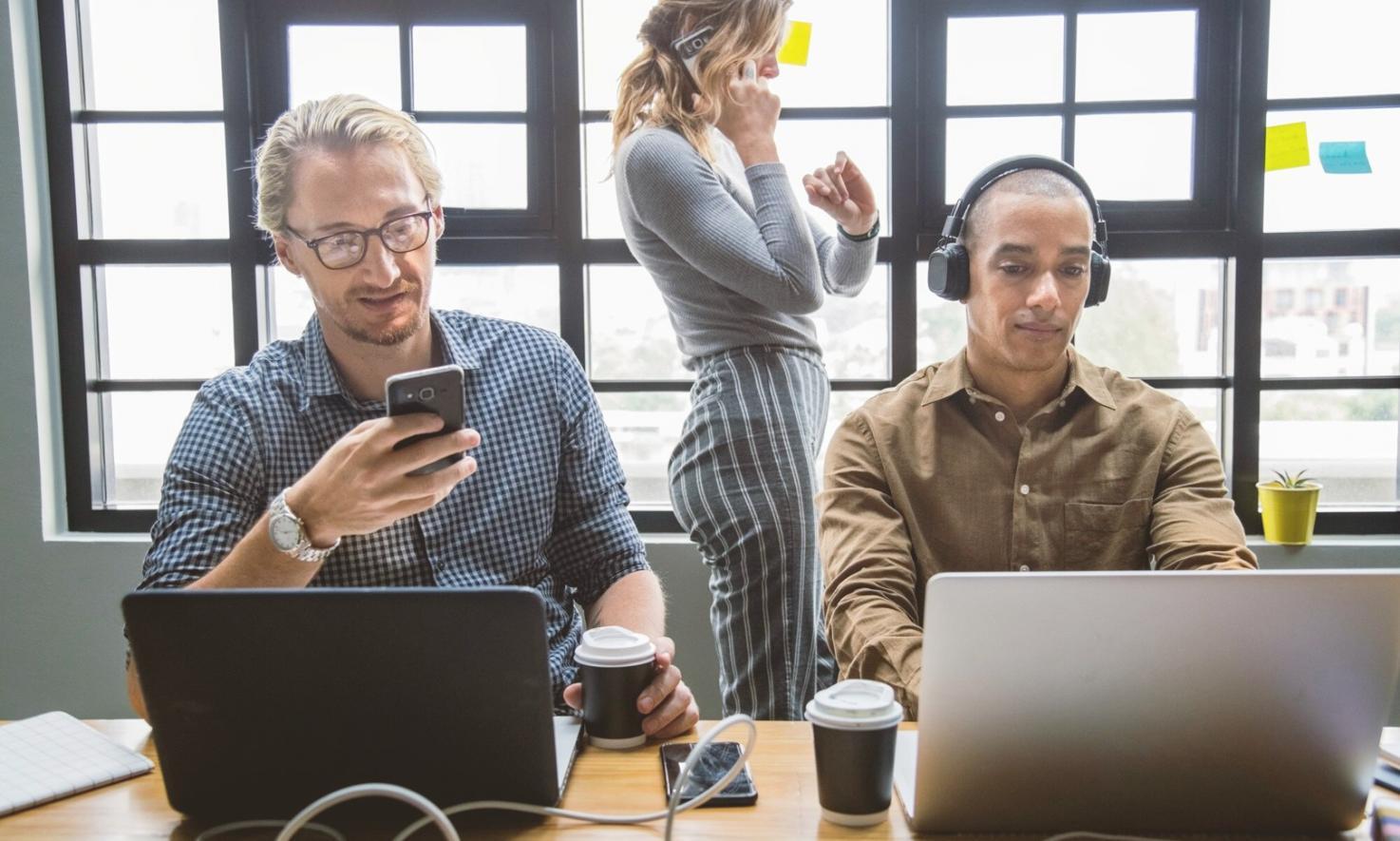 Moderne Büroumgebung mit Finanzanalyse-Werkzeugen