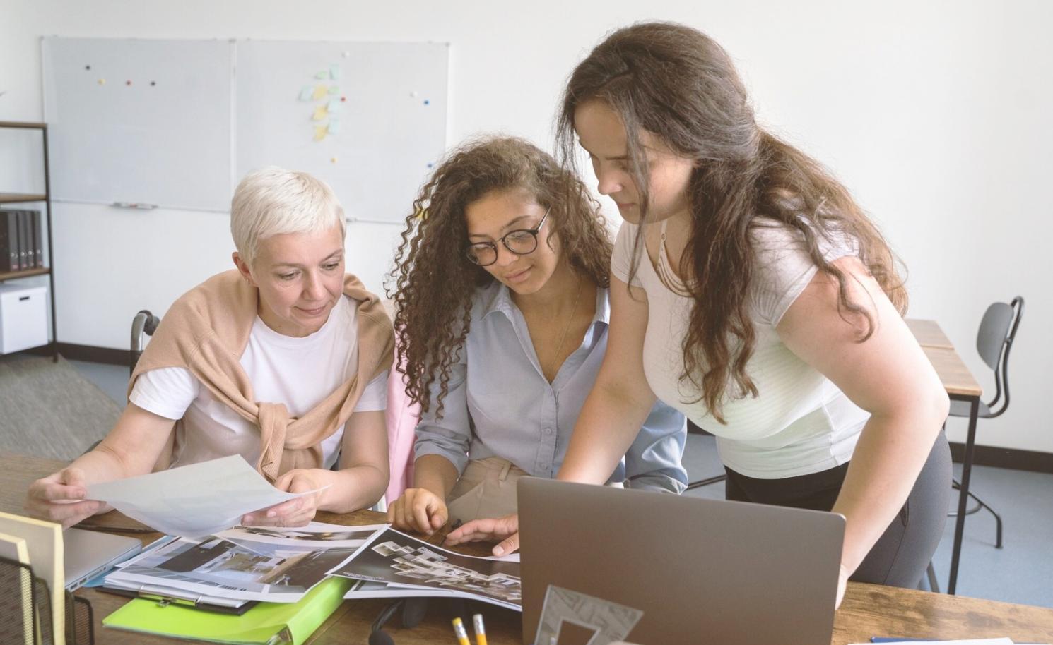 Professionelle Finanzanalyse-Arbeitsplatz mit modernen Tools