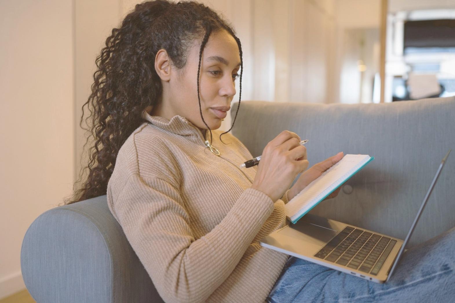 Geschäftsberatung in modernem Büro mit Finanzunterlagen und Laptop