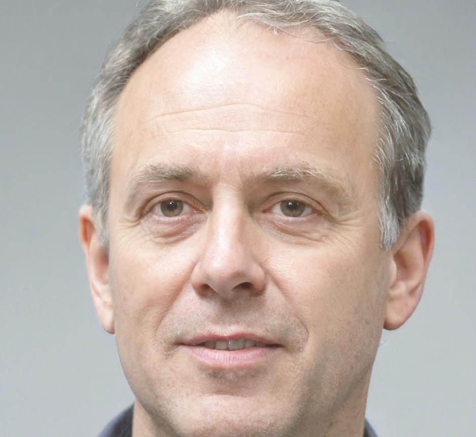 Portrait von Geschäftsmann in professioneller Bürokleidung