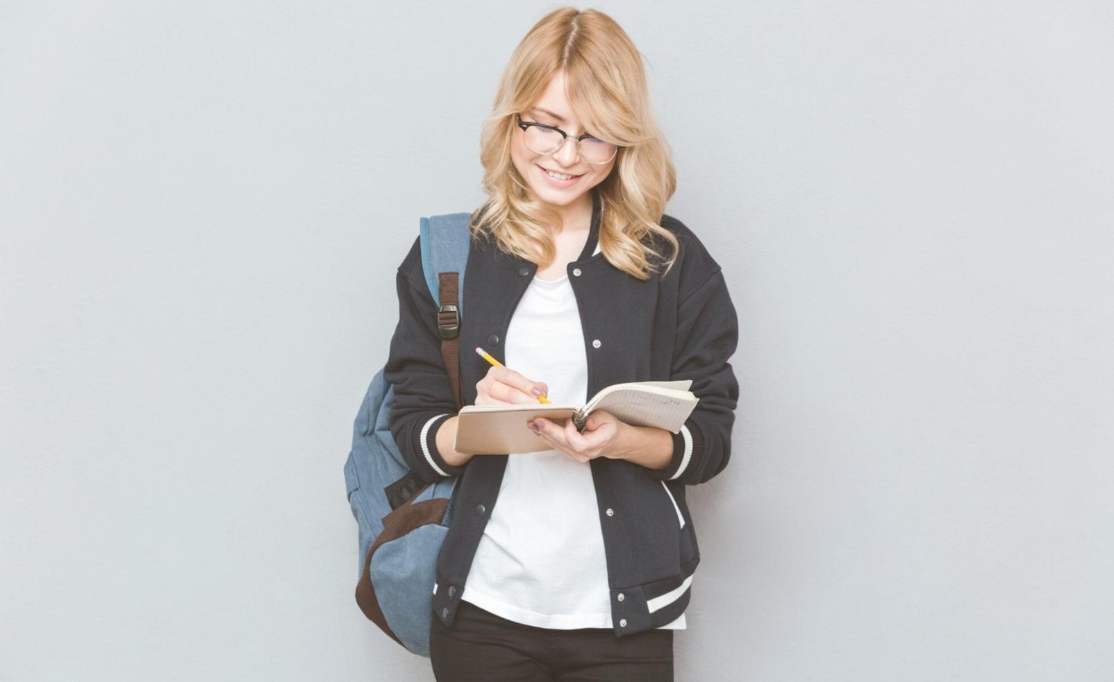 Detailierte Finanzcharts und Analysetools auf Computerbildschirm mit Taschenrechner