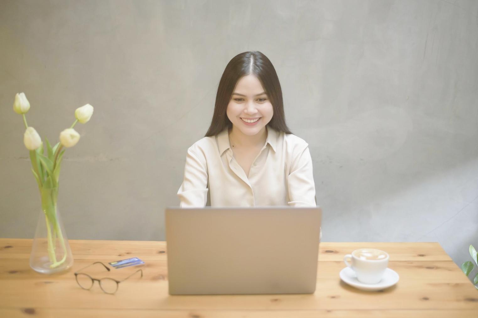 Geschäftsmann analysiert Finanzberichte am Arbeitsplatz